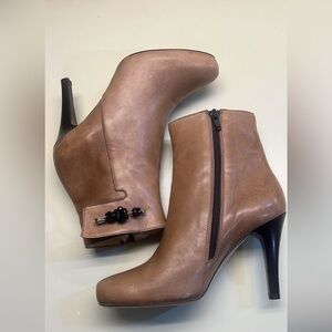 EMMA VIANI MADE IN ITALY LEATHER Tan Heeled Boots with Sleek Silhouette